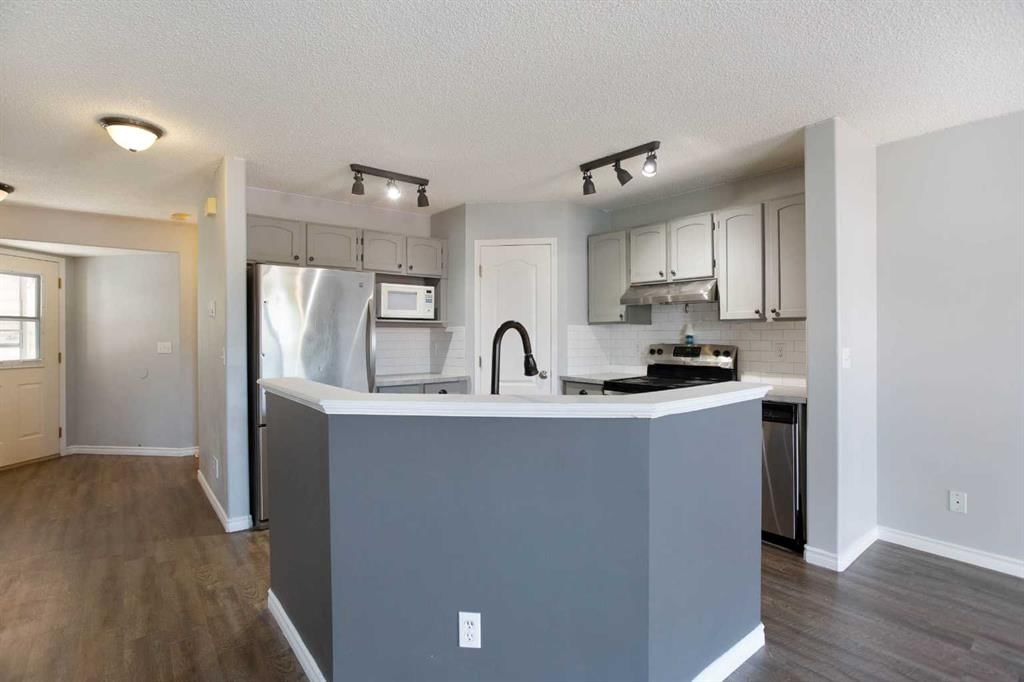 7269 Laguna Way NE, Calgary — photo 3 of 32