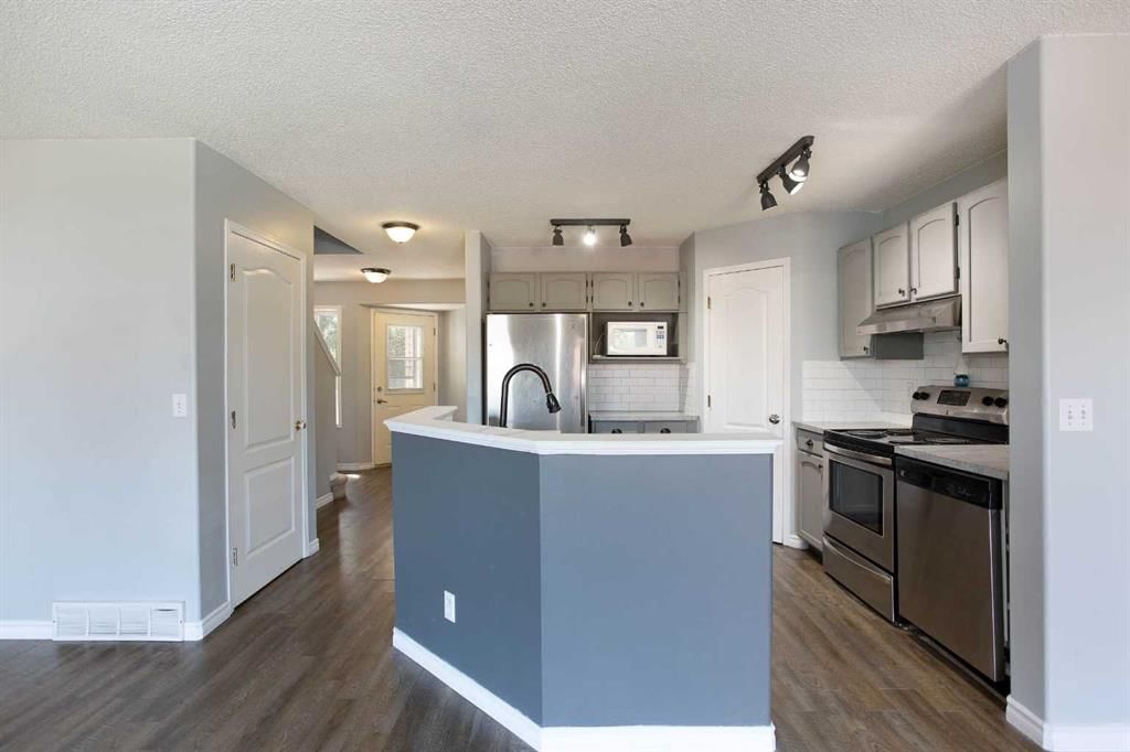7269 Laguna Way NE, Calgary — photo 4 of 32