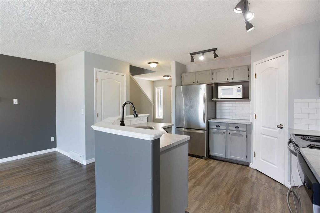 7269 Laguna Way NE, Calgary — photo 5 of 32