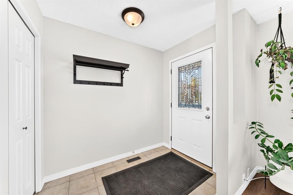 378 Midridge Drive SE, Calgary — photo 4 of 45