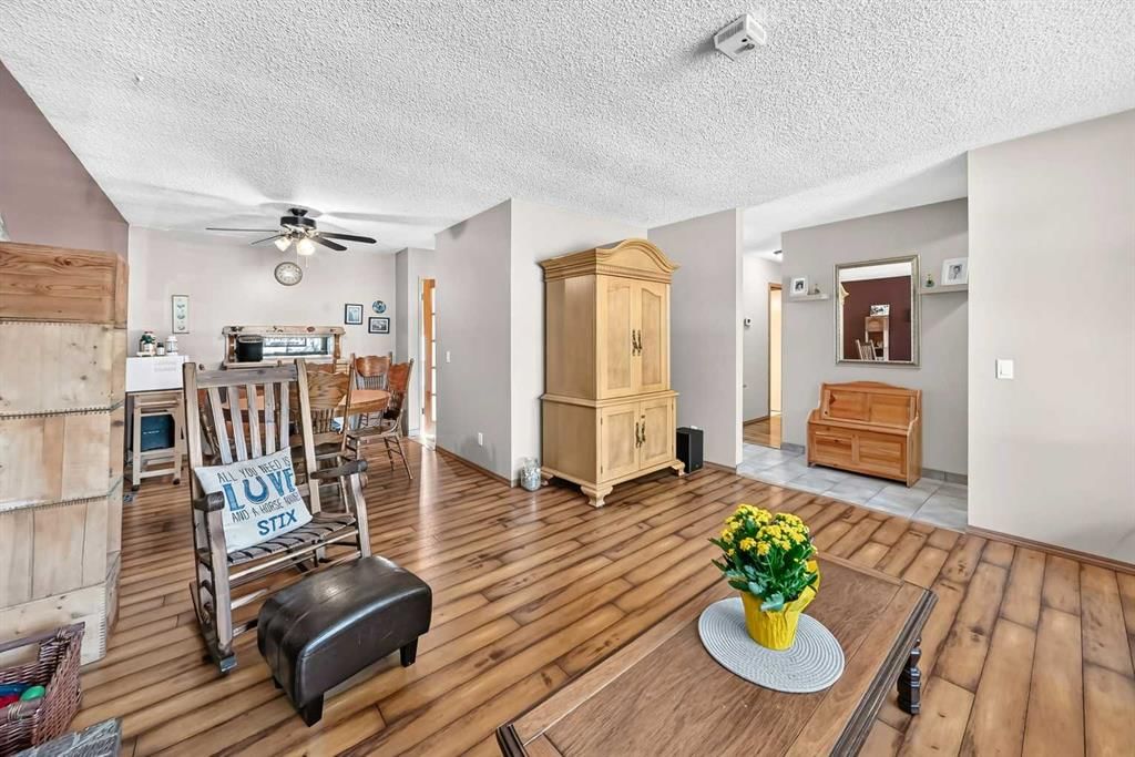 6432 Rundlehorn Drive NE, Calgary — photo 5 of 36