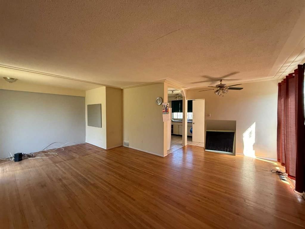 4504 Greenview Drive NE, Calgary — photo 2 of 14