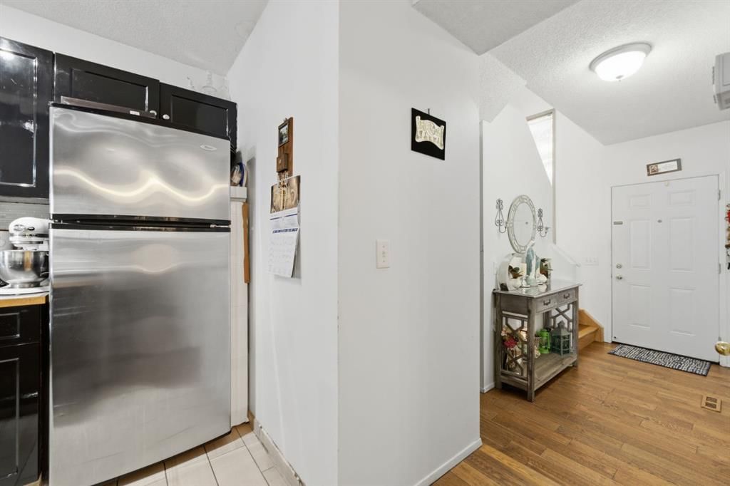 240 Shawinigan Drive SW, Calgary — photo 5 of 32