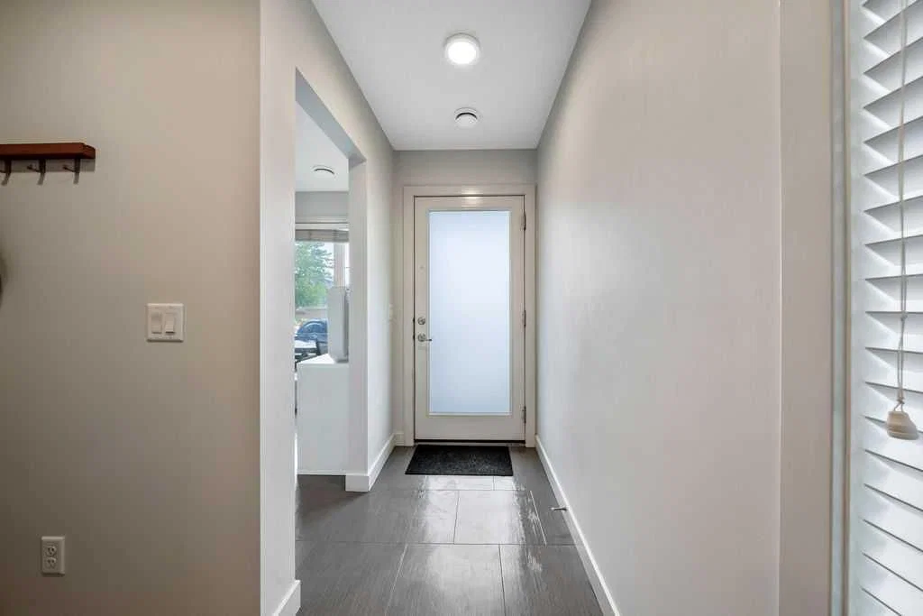 3541 69 Street NW, Calgary — photo 4 of 30