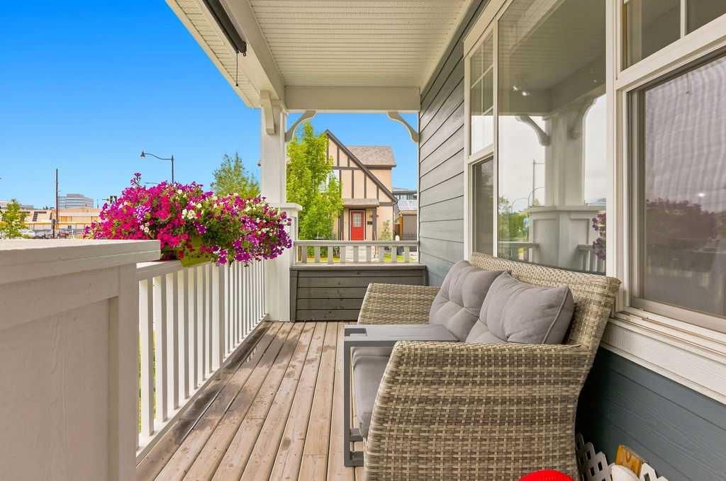 5528 Forand Street SW, Calgary — photo 3 of 47