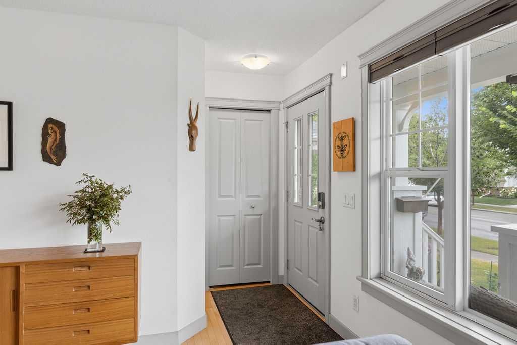 5528 Forand Street SW, Calgary — photo 4 of 47