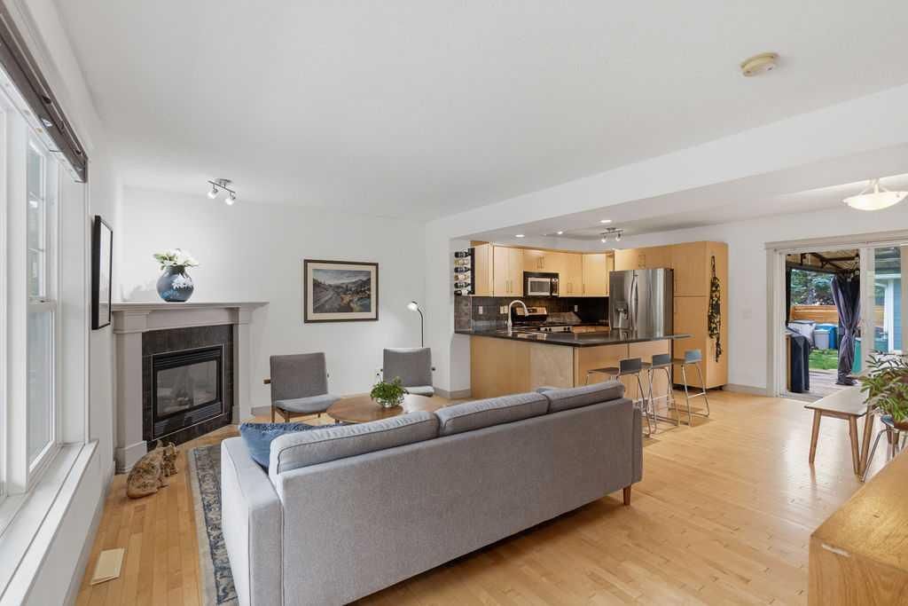 5528 Forand Street SW, Calgary — photo 5 of 47