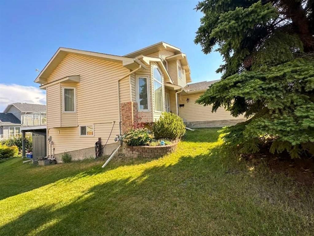 153 Hawkdale Circle NW, Calgary — photo 3 of 32