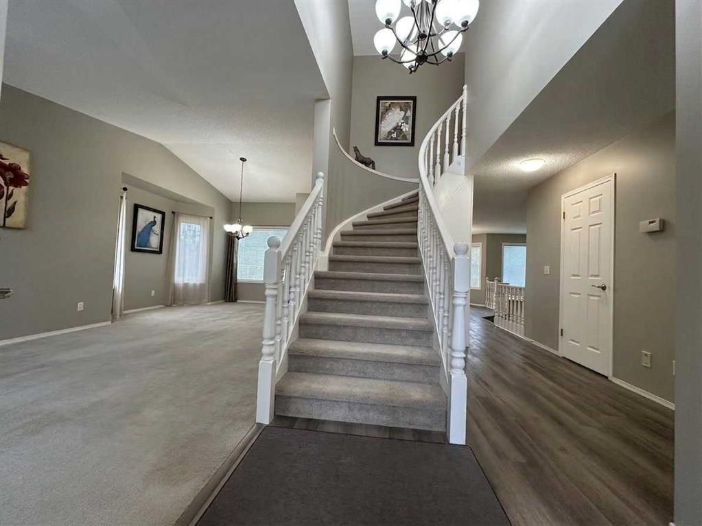 153 Hawkdale Circle NW, Calgary — photo 4 of 32