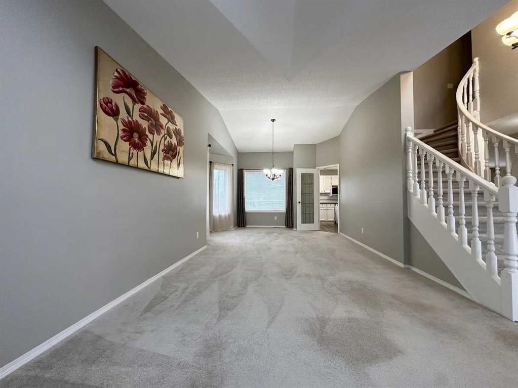 153 Hawkdale Circle NW, Calgary — photo 5 of 32