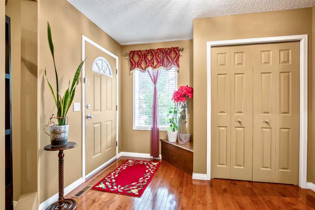 230 Shannon Square SW, Calgary — photo 4 of 41