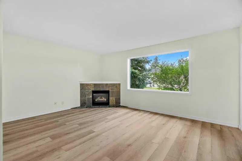 639 Merrill Drive NE, Calgary — photo 4 of 43