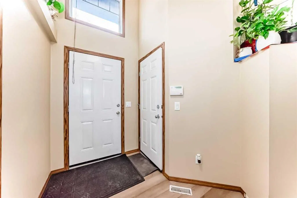 30 Covehaven View NE, Calgary — photo 3 of 46