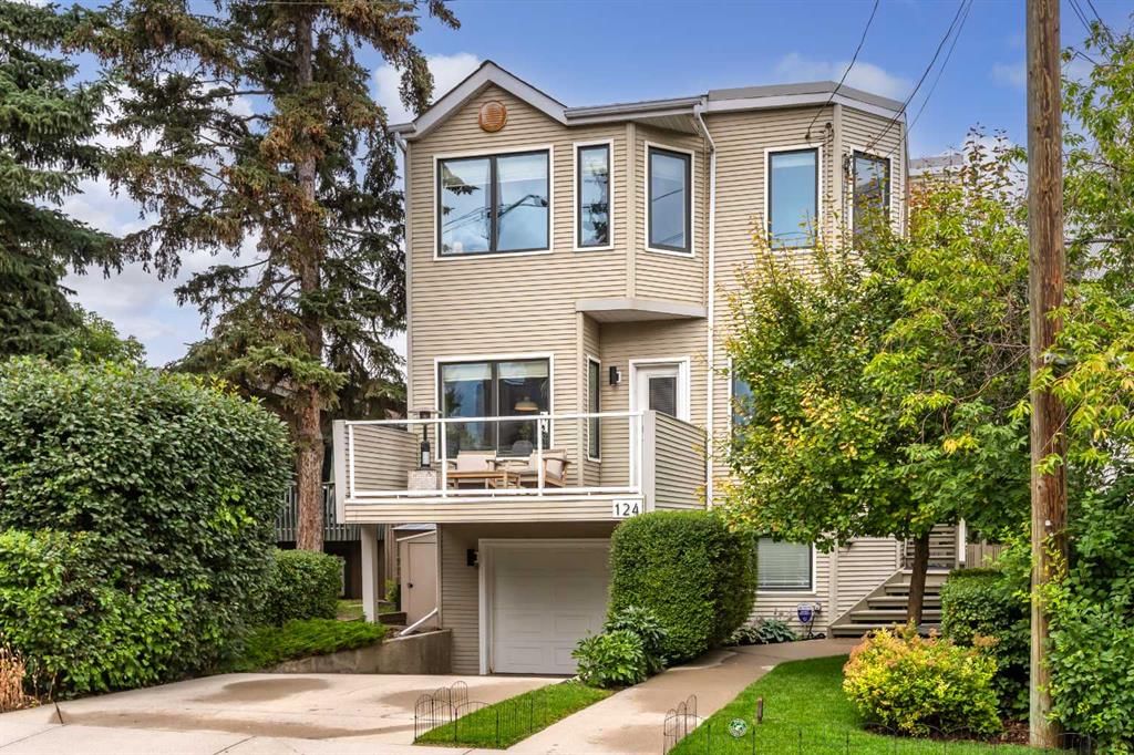 124 38A Avenue SW, Calgary — main listing photo
