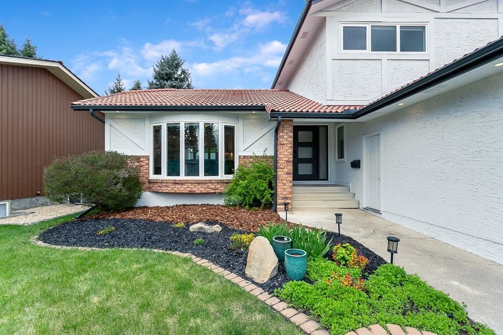 75 Woodacres Crescent SW, Calgary — photo 2 of 50