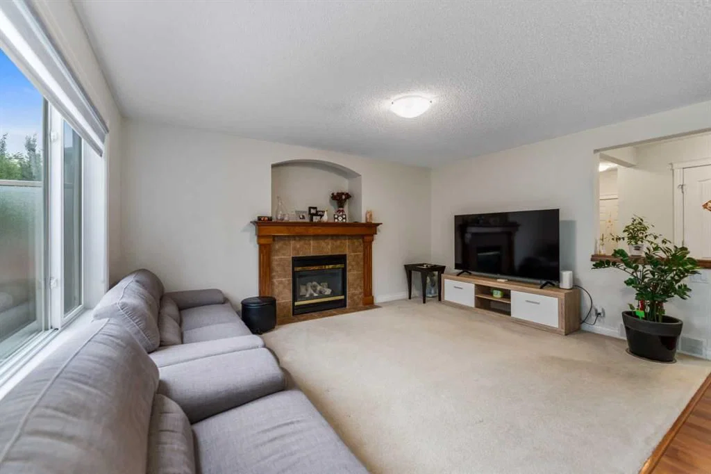 10 Evansmeade Manor NW, Calgary — photo 4 of 31