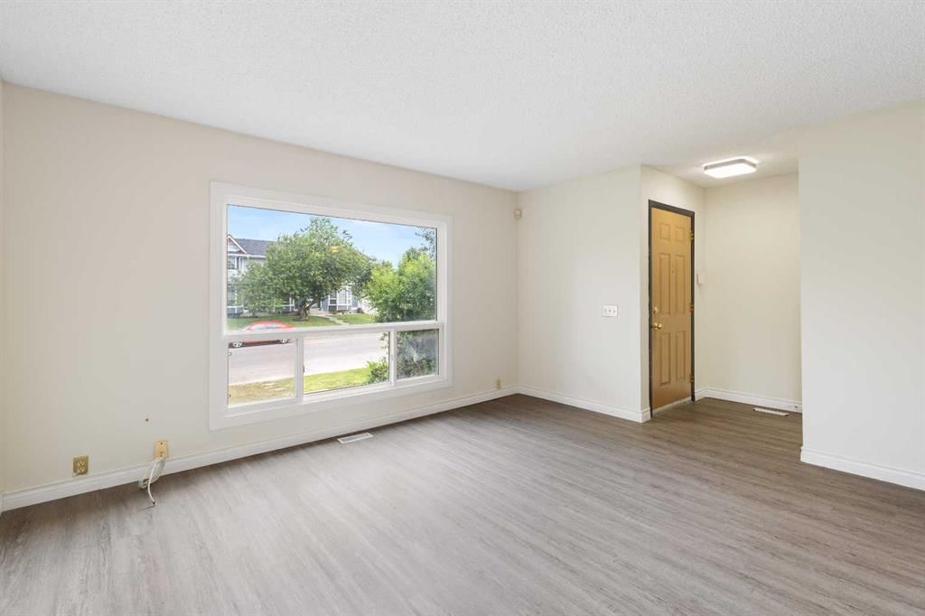 13 Bernard Drive NW, Calgary — photo 4 of 33
