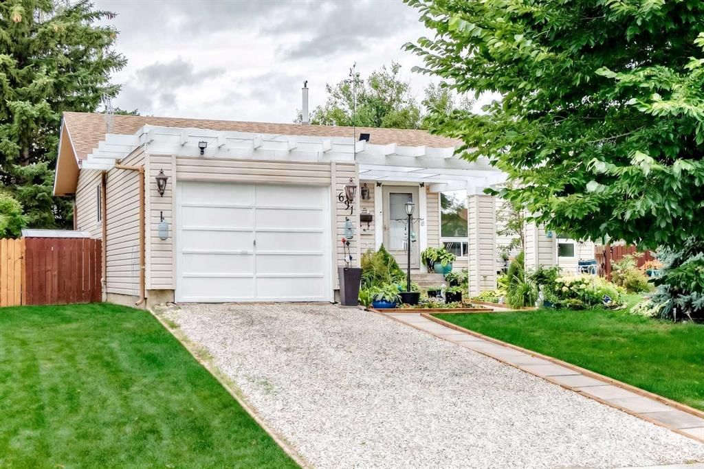 631 Brookpark Drive SW, Calgary — photo 2 of 40