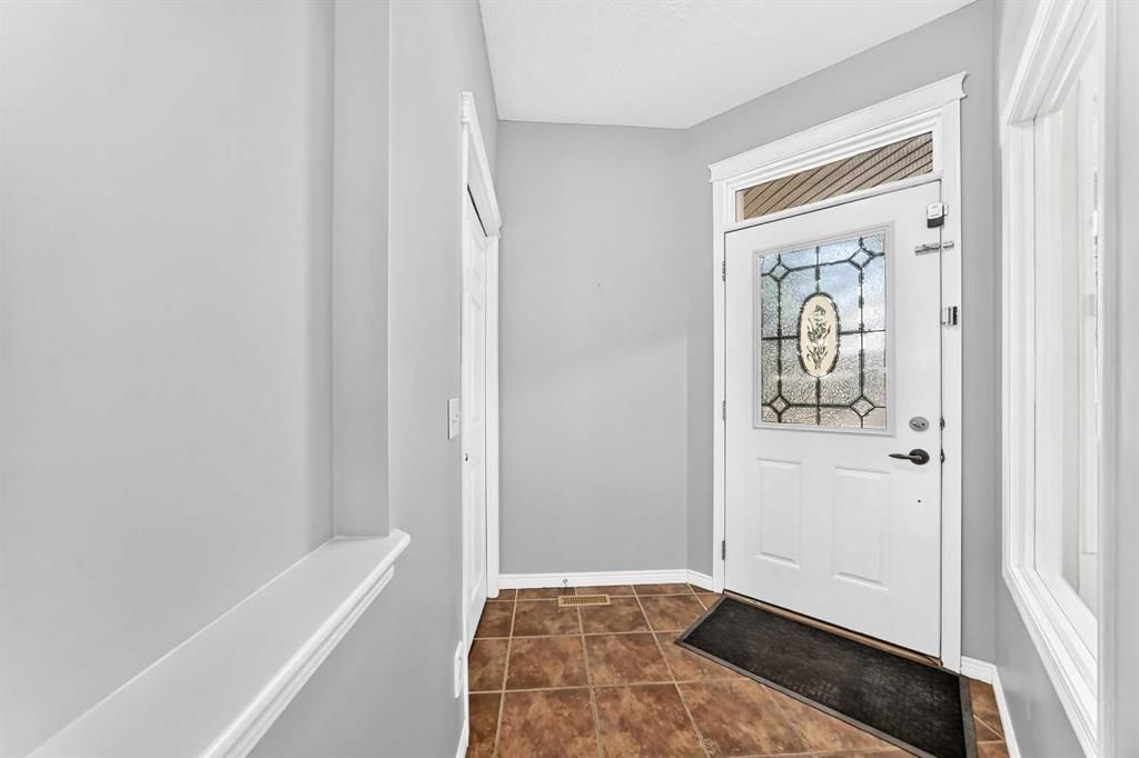 214 Royal Birch Heath NW, Calgary — photo 2 of 37