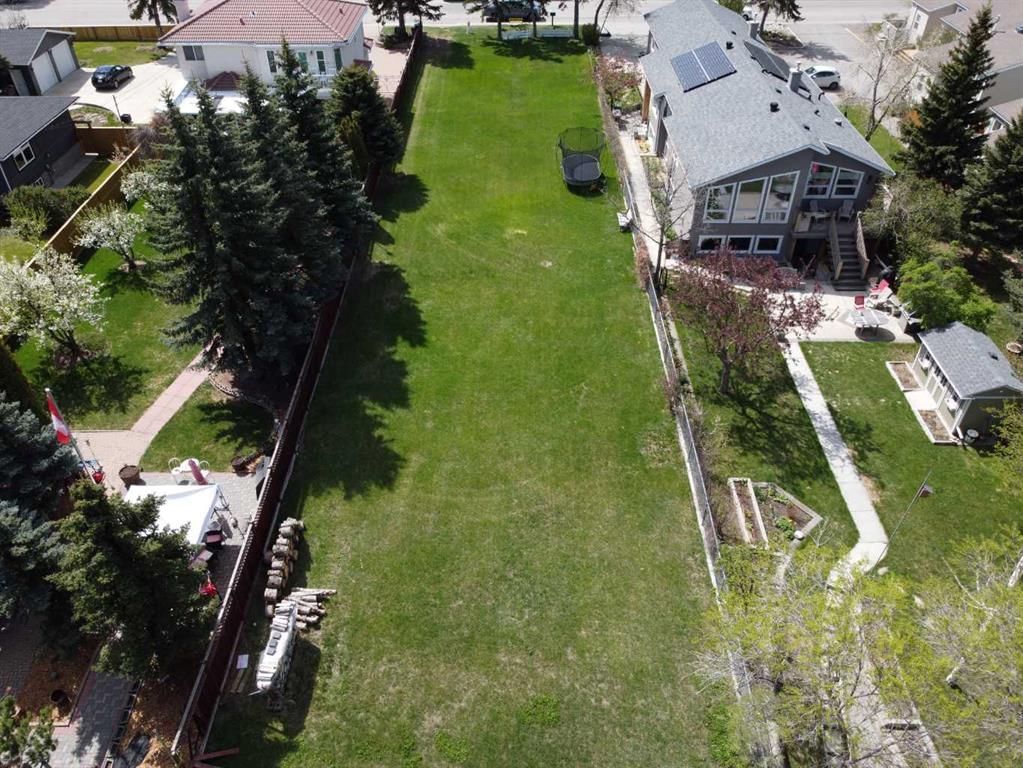 8520 48 Avenue NW, Calgary — main listing photo