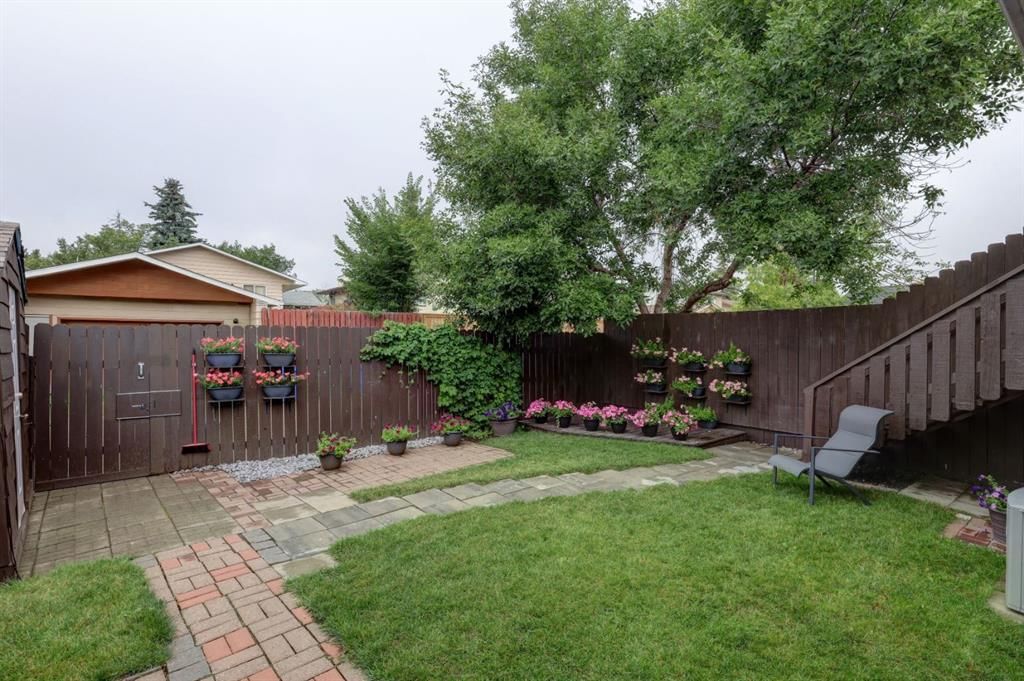 4325 58 Street NE, Calgary — photo 4 of 34