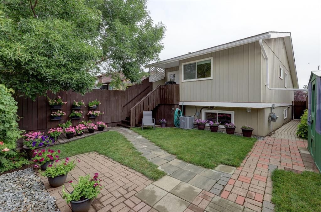 4325 58 Street NE, Calgary — photo 5 of 34