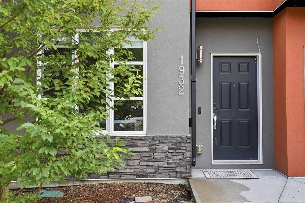 1932 26A Street SW, Calgary — photo 3 of 45