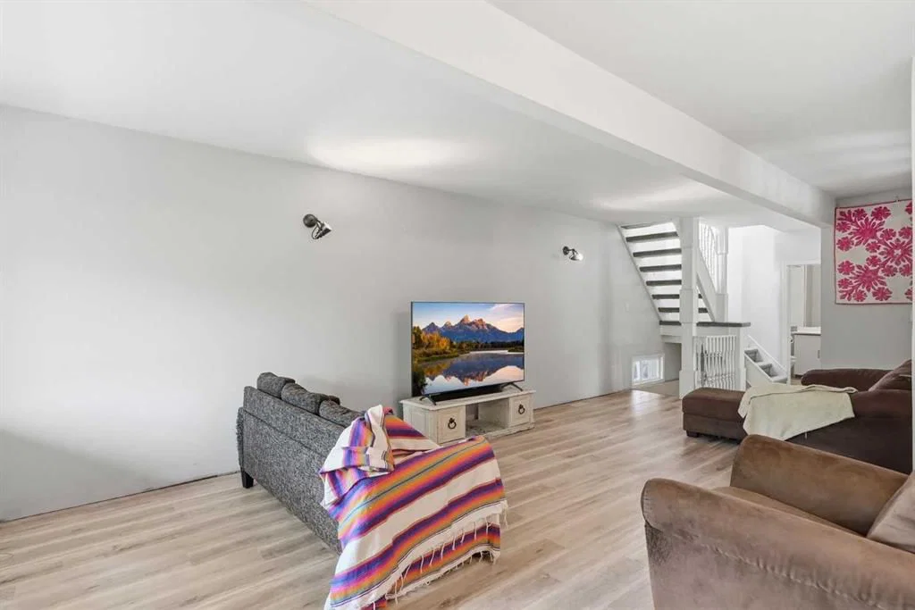 211 7 Street NE, Calgary — photo 3 of 27