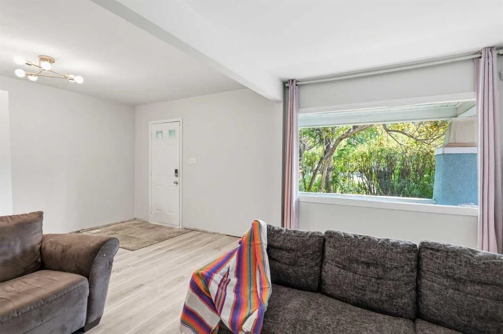 211 7 Street NE, Calgary — photo 5 of 27