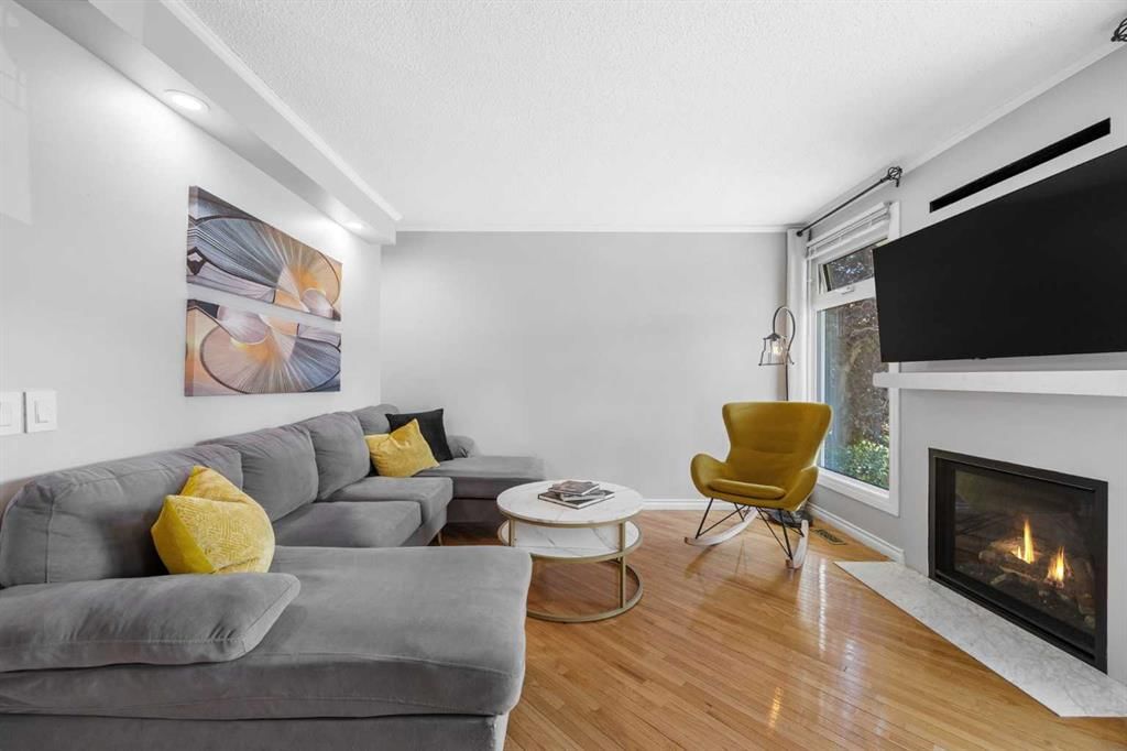 75 Woodhill Court SW, Calgary — photo 3 of 42