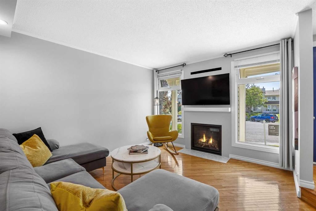 75 Woodhill Court SW, Calgary — photo 4 of 42