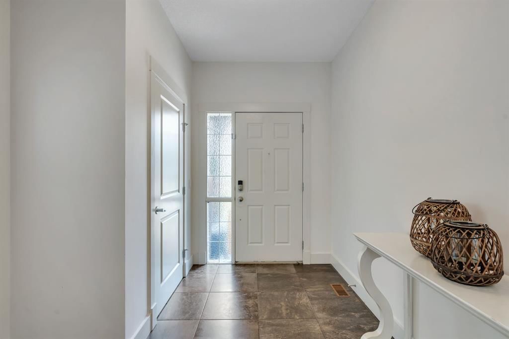 242 Valley Woods Place NW, Calgary — photo 4 of 47