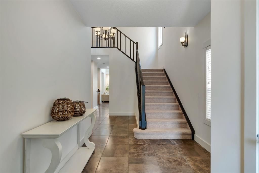 242 Valley Woods Place NW, Calgary — photo 5 of 47