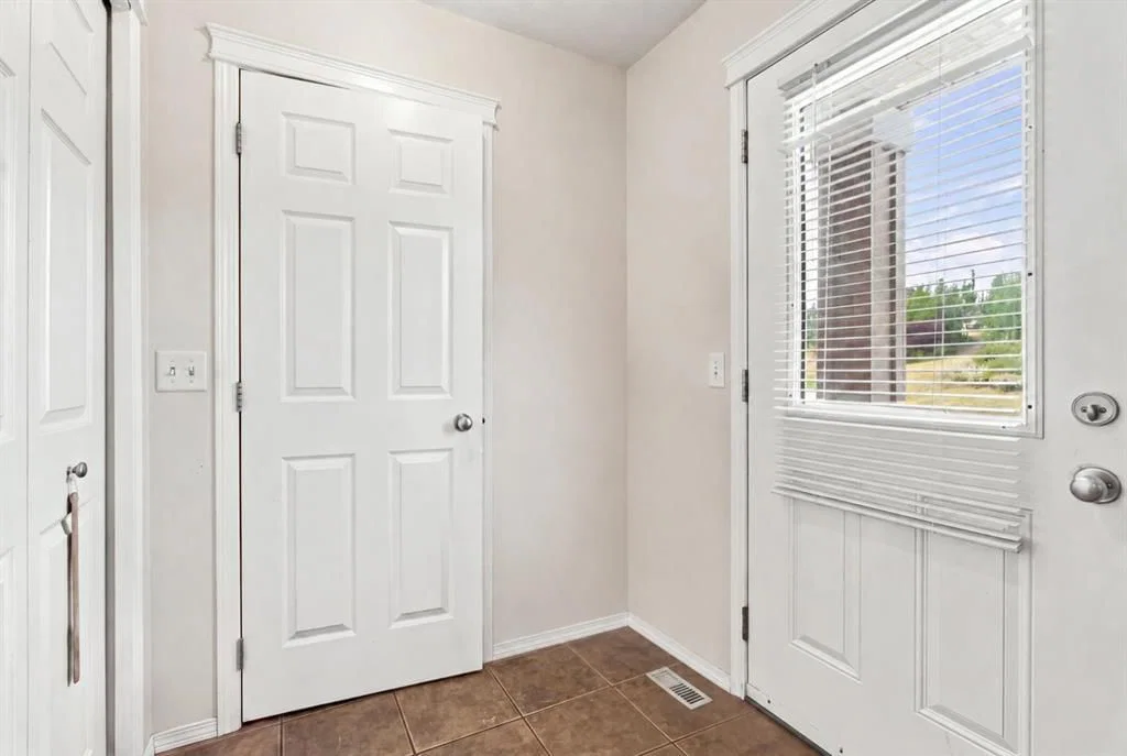 106 Panamount Drive NW, Calgary — photo 3 of 35