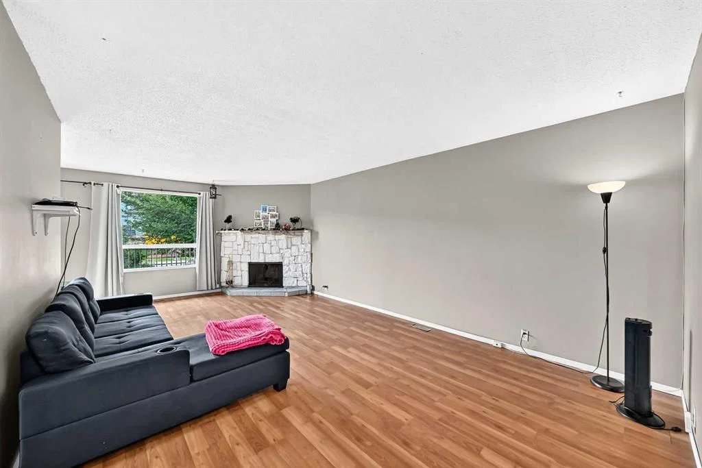 5126 Bowness Road NW, Calgary — photo 2 of 31