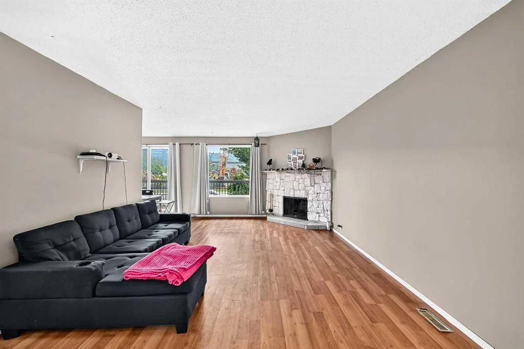 5126 Bowness Road NW, Calgary — photo 3 of 31