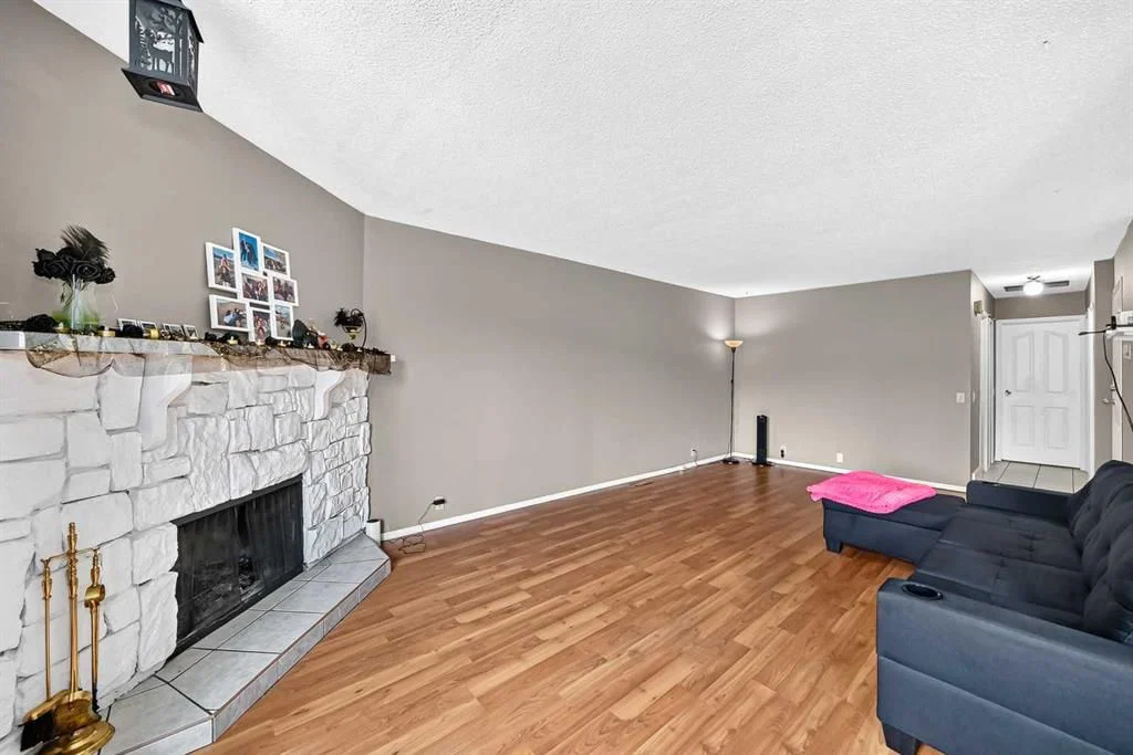 5126 Bowness Road NW, Calgary — photo 5 of 31