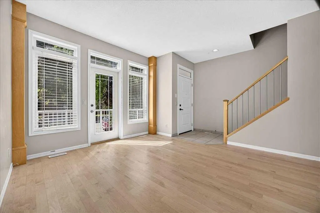 262 21 Avenue NE, Calgary — photo 5 of 47
