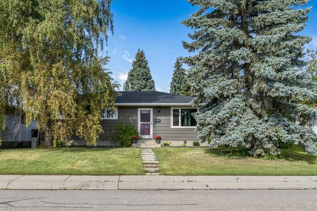 135 Manora Hill NE, Calgary — main listing photo