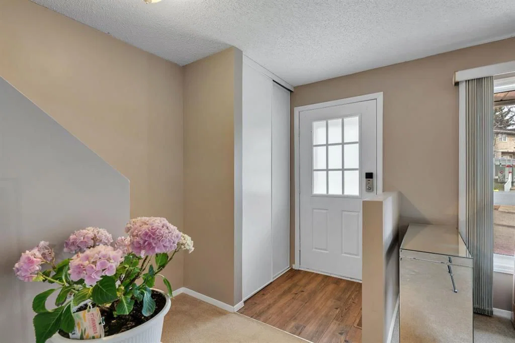 174 Woodmont Terrace SW, Calgary — photo 2 of 25