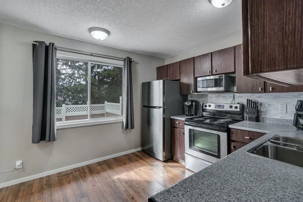 174 Woodmont Terrace SW, Calgary — photo 3 of 25