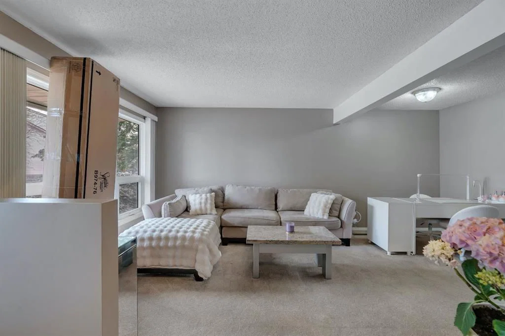 174 Woodmont Terrace SW, Calgary — photo 4 of 25