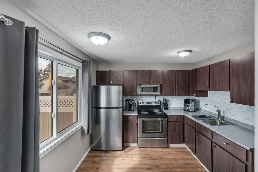 174 Woodmont Terrace SW, Calgary — photo 5 of 25