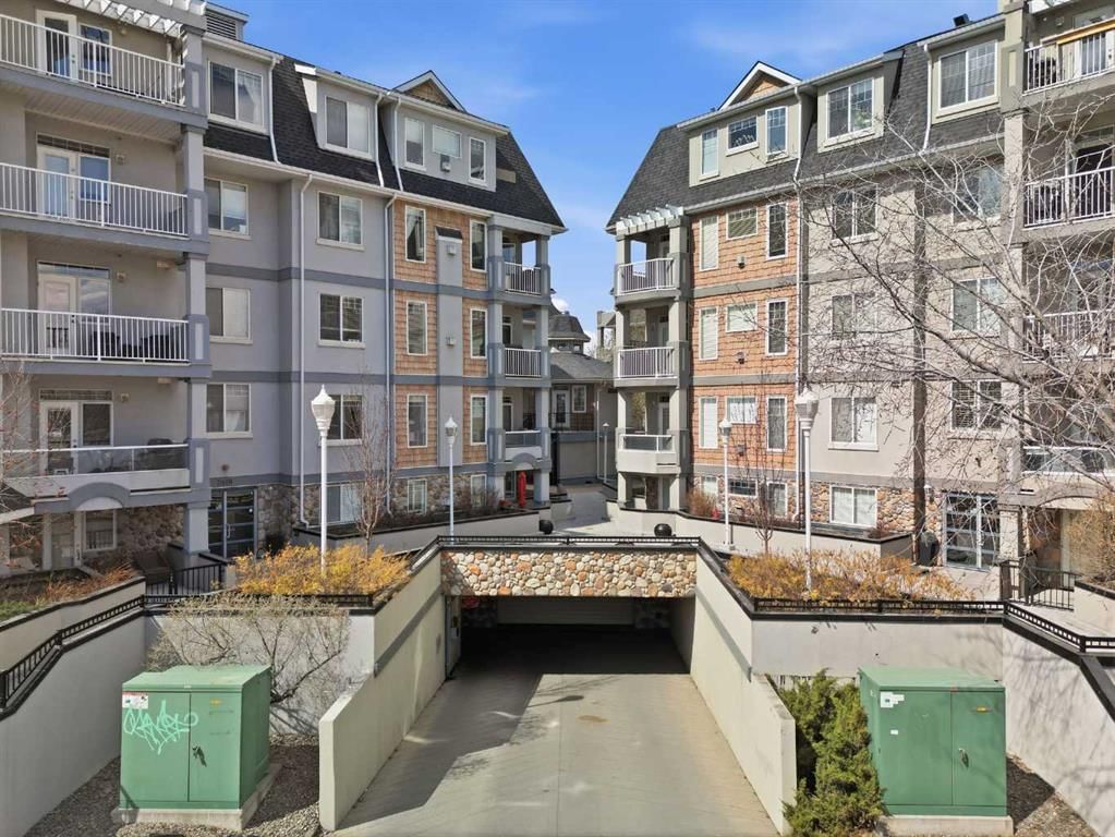 103, 2411 Erlton Road SW, Calgary — photo 3 of 49