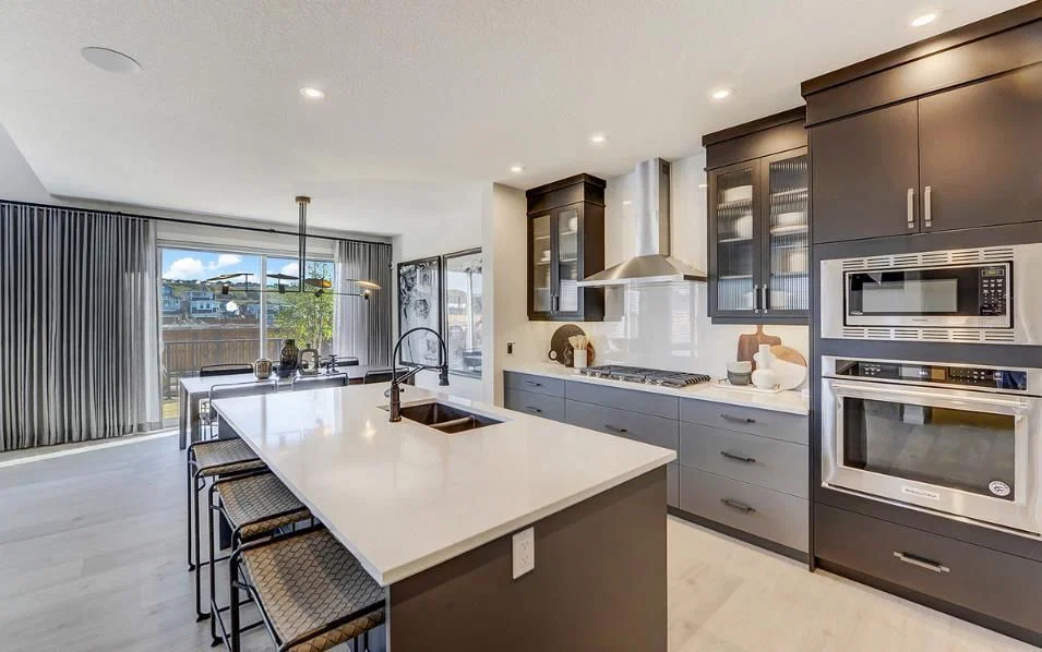 525 Lucas Way NW, Calgary — photo 2 of 20