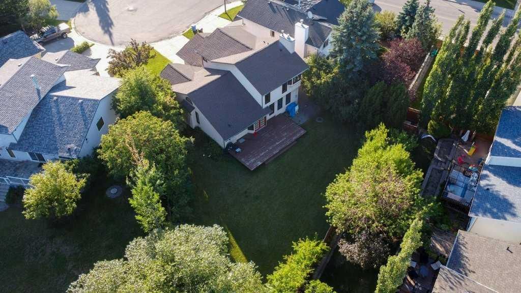 44 Hawkstone Drive NW, Calgary — photo 3 of 39