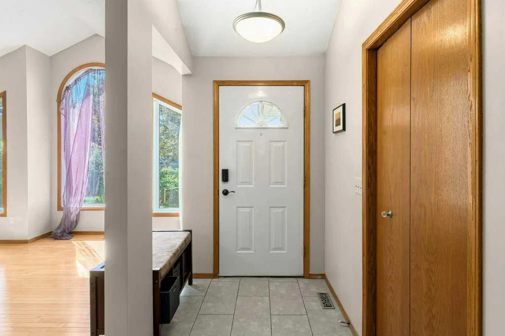 44 Hawkstone Drive NW, Calgary — photo 4 of 39