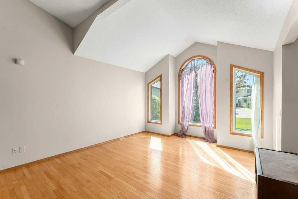44 Hawkstone Drive NW, Calgary — photo 5 of 39