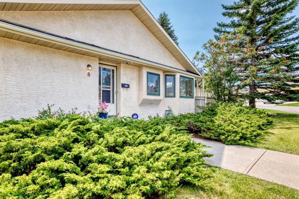 8 Sunlake Close SE, Calgary — photo 5 of 35