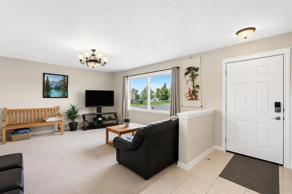 6024 Madigan Drive NE, Calgary — photo 3 of 37